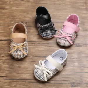 Vier Paar Baby Mary Jane Prinzessinnenschuhe in verschiedenen Farben mit Schleifen
