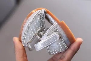 Détail montrant la semelle flexible des chaussures argentées pour filles à strass