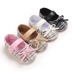 Detailansicht von vier Farben Baby-Prinzessinenschuhen aus Tweed mit süßen Schleifen