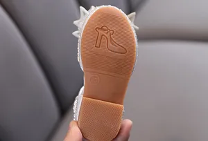 Gros plan sur la semelle en caoutchouc antidérapante pour chaussures de danse fille