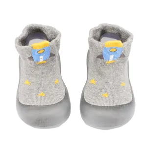 Zapatos de bebé tipo calcetín en gris con dibujo de cohete y suela muy suave