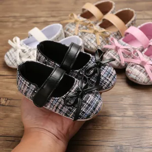 Detailansicht von Baby-Prinzessin-Lauflernschuhen aus Tweed mit weicher Gummisohle