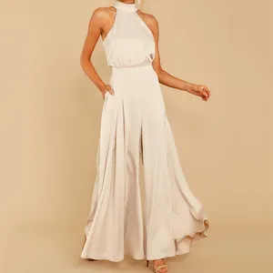 Eleganter champagnerfarbener Satin-Halterneck-Jumpsuit mit weitem, fließendem Bein.