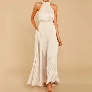 Eleganter Jumpsuit mit Neckholder und weitem Bein aus cremefarbenem Satin Stoff