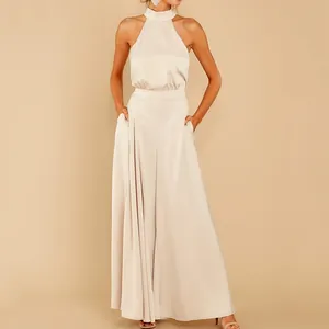Eleganter champagnerfarbener Halterneck-Jumpsuit mit weitem Bein und Seitentaschen.
