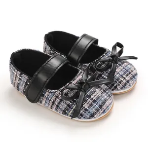 Elegante Baby-Prinzessin-Schuhe aus Tweed in Rosa und Blau mit schwarzer Schleife.