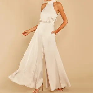 Eleganter Jumpsuit aus champagnerfarbenem Satin mit Neckholder und weitem Bein für den Sommer