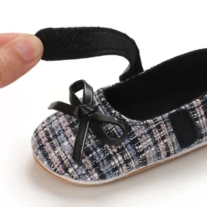 Nahaufnahme des schwarzen Klettverschlusses an Tweed-Baby-Prinzessinnen-Lauflernschuhen