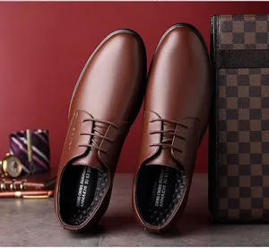 Detailansicht klassischer brauner Herren-Business-Schuhe aus Leder mit Schnürung