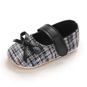 Detailansicht von Tweed-Baby-Prinzessin-Lauflernschuhen mit schwarzer Schleife