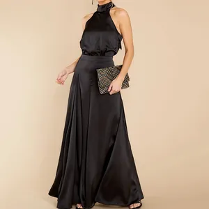 Elegante schwarze Satin-Halterneck-Jumpsuit mit weitem Bein für einen edlen Sommer-Look.