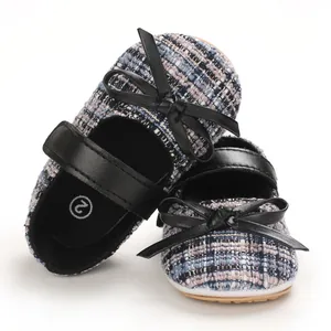 Detailansicht von Tweed-Baby-Prinzessin-Schuhen mit schwarzer Schleife
