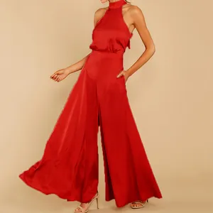 Eleganter roter Neckholder-Jumpsuit mit weitem Bein und seidigem Satin-Finish für Damen