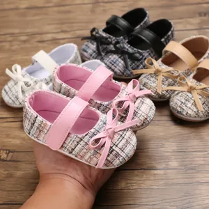 Nahaufnahme von rosa Baby-Prinzessinnen-Laufschuhen aus Tweed mit Schleife und Gummisohle