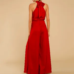 Eleganter roter Neckholder-Jumpsuit mit weitem Bein und großer Schleife am Rücken