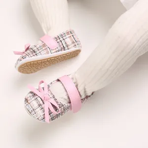 Detailansicht rosa Tweed Baby Prinzessin Schuhe mit eleganter Schleife und Gummisohle
