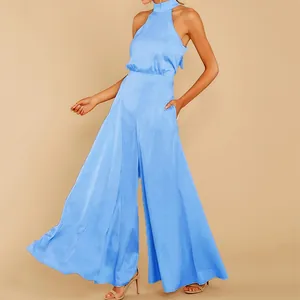 Detailansicht eines hellblauen Neckholder-Jumpsuits mit weitem Bein und Satin-Finish