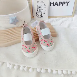 Zapatos de lona rosa con patrón de cerezas y banda elástica para niñas
