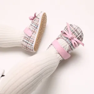 Detailansicht von rosa Tweed-Baby-Prinzessin-Laufschuhen mit weichen Gummisohlen