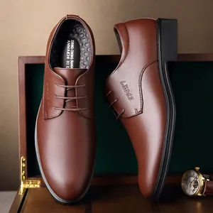 Elegante Detailansicht der braunen Herren-Lederschuhe für Business und formelle Anlässe