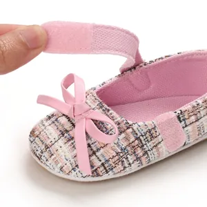 Nahaufnahme des verstellbaren Klettverschlusses an rosa Tweed-Baby-Prinzessinenschuhen