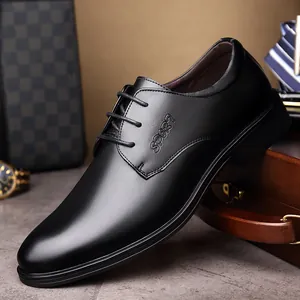 Hochwertige Herrenschuhe aus schwarzem Leder mit 'SPORT' Prägung in professioneller Umgebung