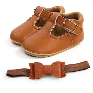 Scarpe da passeggio principessa neonata marroni, set da 2 pezzi con fascia a fiocco abbinata.