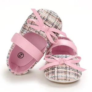 Detailansicht der rosa karierten Baby-Prinzessin-Lauflernschuhe mit weichen Sohlen.