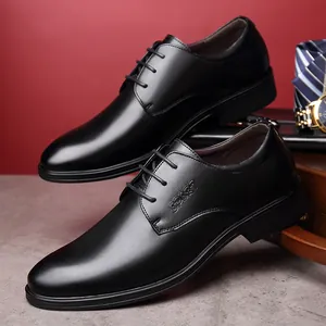 Detailaufnahme schwarzer Herrenschuhe aus Leder mit spitzer Zehenpartie und Schnürung