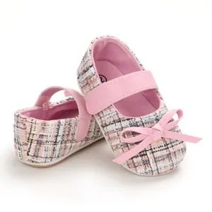 Detailaufnahme rosa Tweed-Prinzessin-Lauflernschuhe mit weicher Gummisohle und Schleifendetail