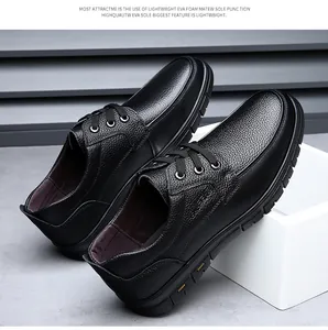 Vue détaillée de chaussures de travail en cuir noir durable avec semelles en EVA léger.