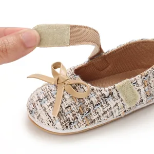 Nahaufnahme eines Baby-Lauflernschuhs aus Tweed mit verstellbarem Klettverschlussband