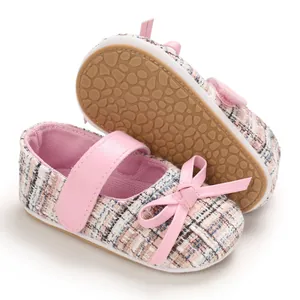 Detailansicht rosa Tweed Baby Prinzessin Schuhe mit weicher rutschfester Gummisohle