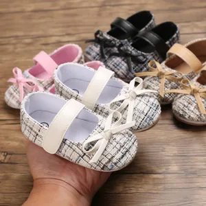 Elegante Tweed-Baby-Lauflernschuhe mit Schleife und weicher Sohle in Nahaufnahme