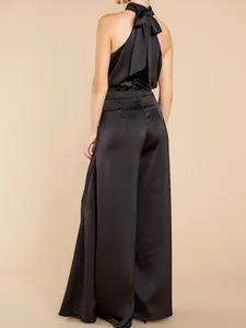 Eleganter schwarzer Satin-Jumpsuit mit Neckholder und weitem Bein