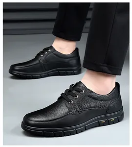 Détail de chaussures de travail en cuir noir pour hommes avec semelle épaisse antidérapante