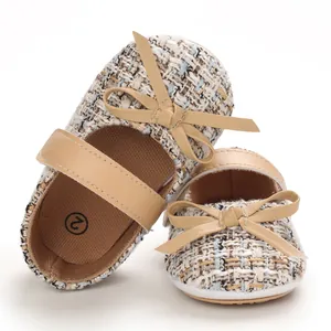 Detailansicht der Tweed Prinzessinnen Walkschuhe für Babys mit brauner Lederschleife