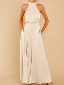 Eleganter Neckholder-Overall aus champagnerfarbenem Satin mit weitem Bein für modebewusste Damen