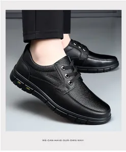 Vue détaillée de chaussures de travail en cuir véritable noir pour hommes avec semelle épaisse
