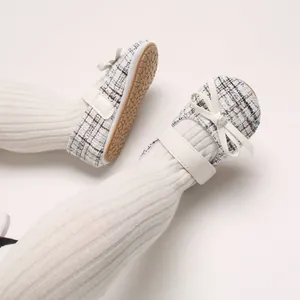 Detailansicht der Baby-Prinzessin-Lauflernschuhe mit Tweed-Stoff und weicher Gummisohle