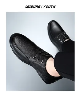 Vue détaillée de chaussures de travail pour hommes en cuir noir véritable grainé