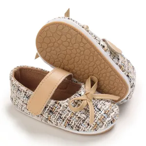 Detailansicht der Baby-Lauflernschuhe aus Tweed-Stoff mit weicher, rutschfester Gummisohle