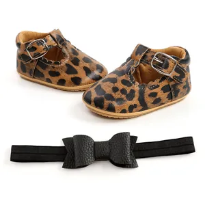 Set da 2 pezzi con scarpe da neonato leopardate e fascia per capelli con fiocco nero