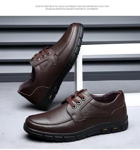 Vue détaillée des chaussures de travail en cuir pour hommes avec semelle antidérapante