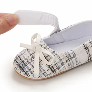 Detailansicht vom Tweed Baby-Prinzessin-Schuh mit praktischem weißem Klettverschluss