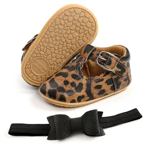 Scarpe da principessa per neonati leopardate e set di fascia con fiocco nero coordinato