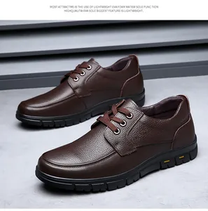 Gros plan de chaussures de travail en cuir marron pour hommes avec semelle EVA