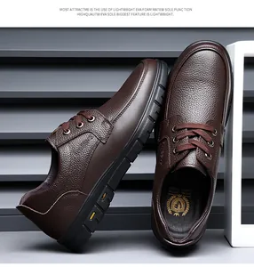 Gros plan de chaussures de travail en cuir marron pour hommes avec semelle antidérapante