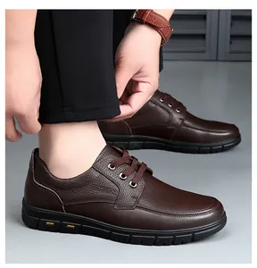 Détail macro montrant la texture et les coutures de chaussures de travail en cuir pour hommes