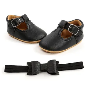 Set di scarpe da principessa per neonata nere con bordi smerlati e fascia coordinata